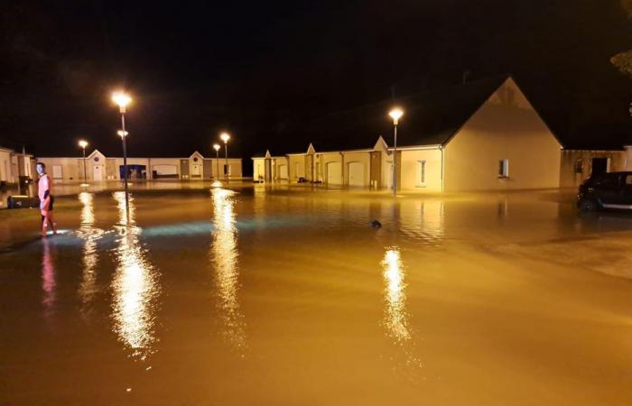 un metro d’acqua nelle strade di una città dopo che un temporale ha attraversato il Cotentin