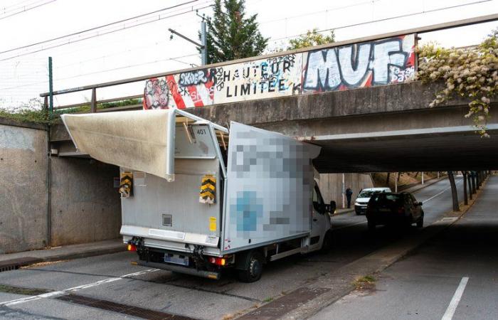 Un camion si schianta contro un ponte a Tolosa: la segnaletica di altezza era sufficiente?