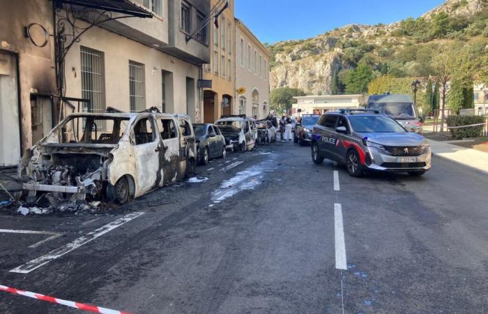 diverse auto della polizia bruciate, ritorsioni dei narcotrafficanti?