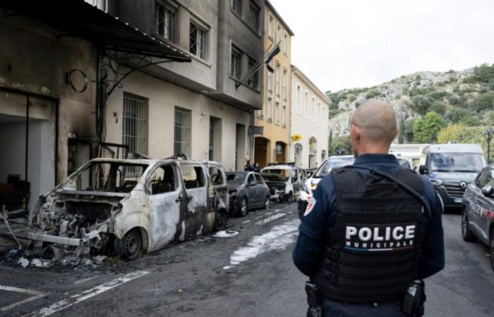 CRS 81 a Cavaillon dopo l’incendio di quattro auto della polizia – 10/09/2024 16:52