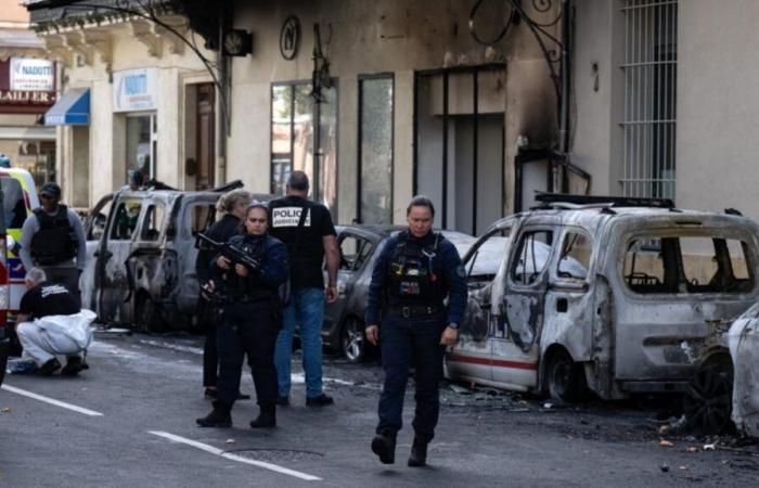 Auto della polizia bruciate a Cavaillon e famiglie evacuate, sospettati di trafficanti di droga