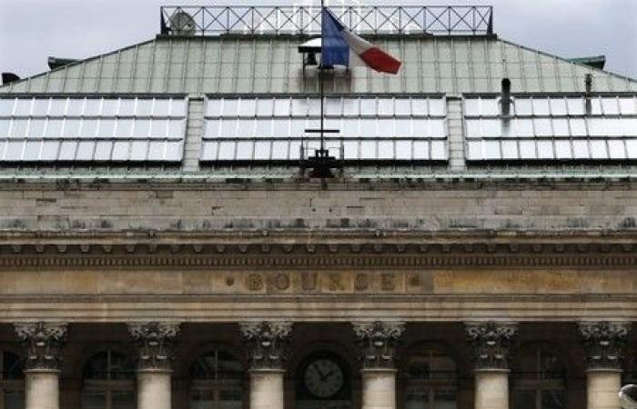 Parigi si chiude con un piccolo aumento, in attesa del bilancio 2025