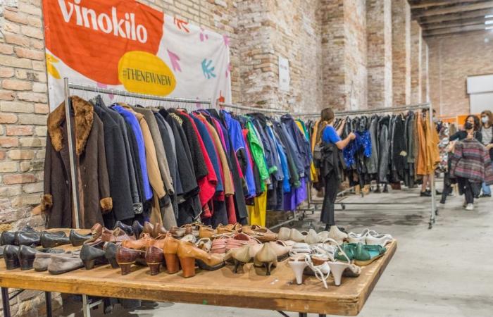 Di seconda mano: diventa eco-moda con una nuova vendita di abiti vintage al chilo a Parigi!