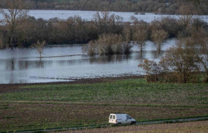 Depressione Kirk: Météo France lancia l’allerta a 30 dipartimenti per venti violenti, piogge e inondazioni: Notizie