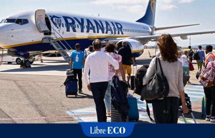 Presto bisognerà avere uno smartphone per poter salire su un aereo Ryanair: “Una pratica discriminatoria”, secondo Testachats