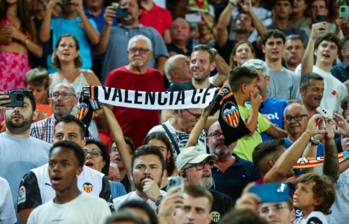 Due tifosi del Valencia CF arrestati a Singapore per proteste contro il proprietario Peter Lim