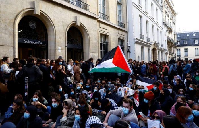 La polizia interviene davanti a Sciences Po Parigi per allontanare i manifestanti filo-palestinesi