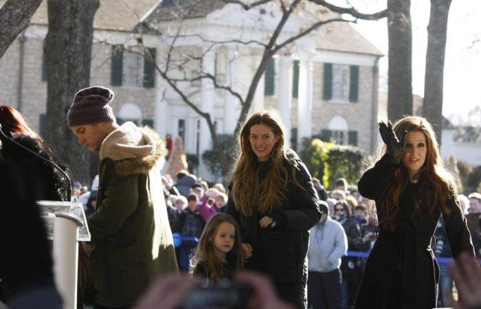 Lisa Marie Presley ha tenuto a casa il suo defunto figlio per due mesi