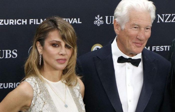 Questa la rara apparizione di Richard Gere e della moglie Alejandra, più complici che mai a Zurigo