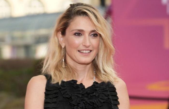 A 52 anni, Julie Gayet parla candidamente della sua relazione con François Hollande: “Tendiamo a…”