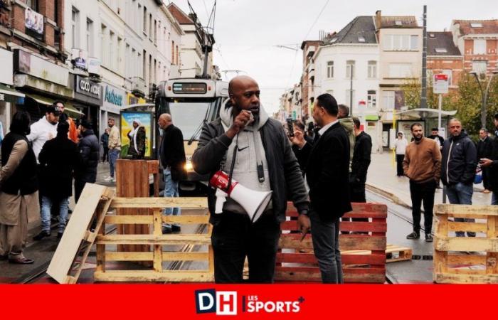 Rue Wayez ad Anderlecht bloccata dai commercianti che denunciano la mancanza di parcheggi: “è una guerra per i parcheggi” (VIDEO)