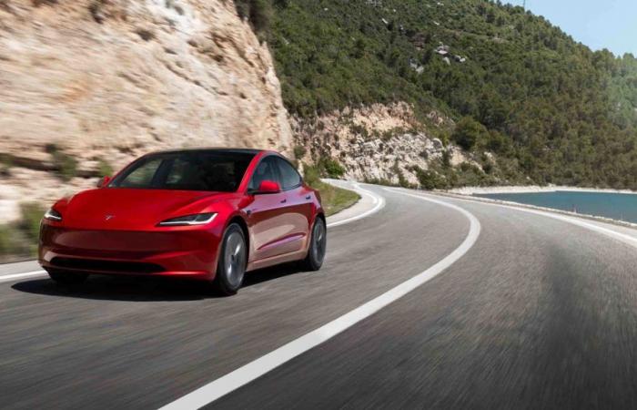 Tesla abbassa il prezzo della Model 3 e svela una…