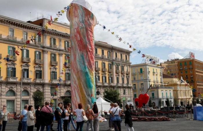 Un fallo di 12 metri con i colori della Commedia dell’Arte fa discutere a Napoli