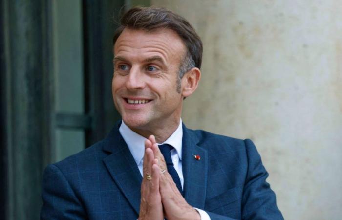 Televisione: Emmanuel Macron chiede a “Emily” di restare a Parigi