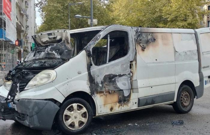 Un furgone in fiamme nel centro di Grenoble dopo un attacco armato contro un furgone blindato