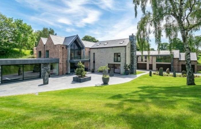 Campo da paddle, cinema privato, 23 ettari di terreno: Cristiano Ronaldo vende una sontuosa villa in Inghilterra