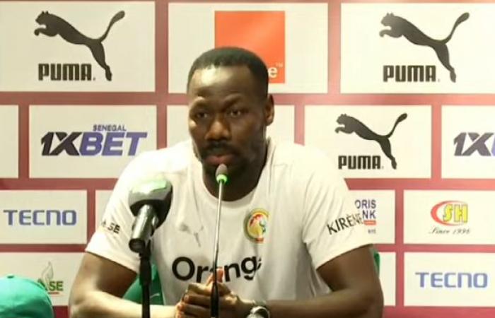 PAPE BOUNA THIAW RENDE OMAGGIO AD ALIOU CISSE PRIMA DELLA PARTITA SENEGAL-MALAWI