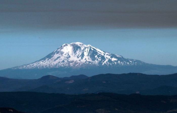 Gli scienziati implementano nuovi sensori sul Monte Adams nel mezzo di un’insolita attività sismica