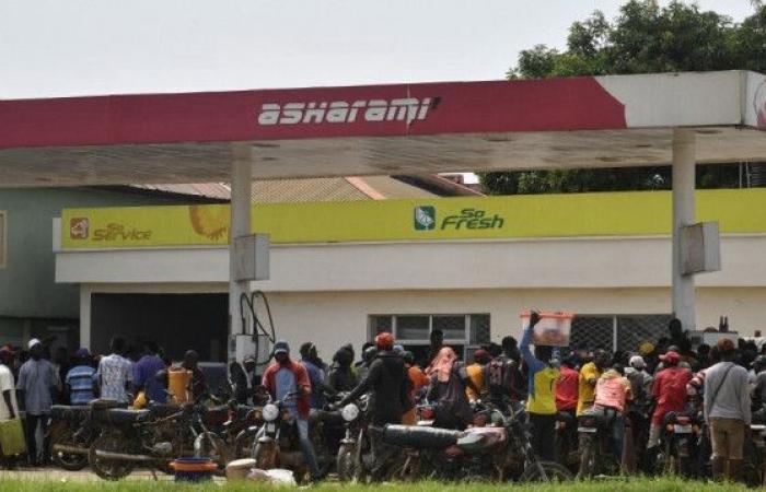 Nuovo aumento del prezzo della benzina in Nigeria nel contesto della crisi economica