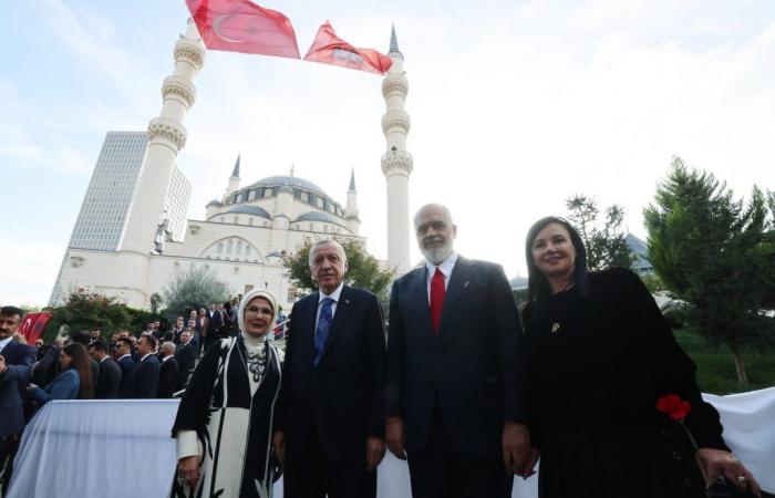 Il presidente Erdoğan inaugura la più grande moschea dei Balcani