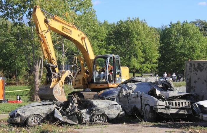 Una dozzina di veicoli recuperati dal fiume Detroit