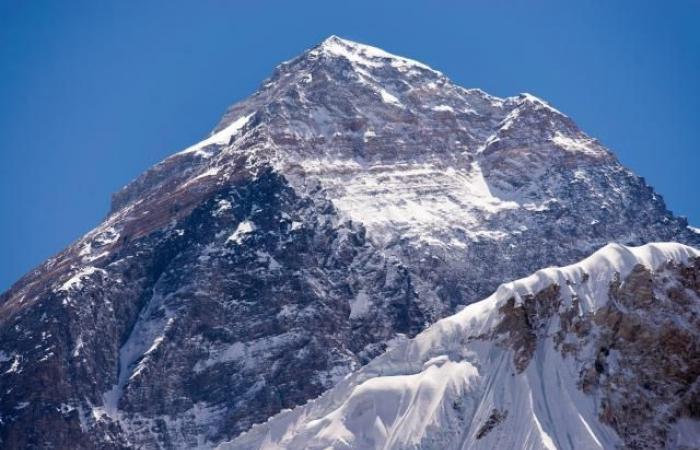 Resti umani che potrebbero appartenere a Sandy Irvine ritrovati sulla parete nord dell’Everest da una spedizione americana