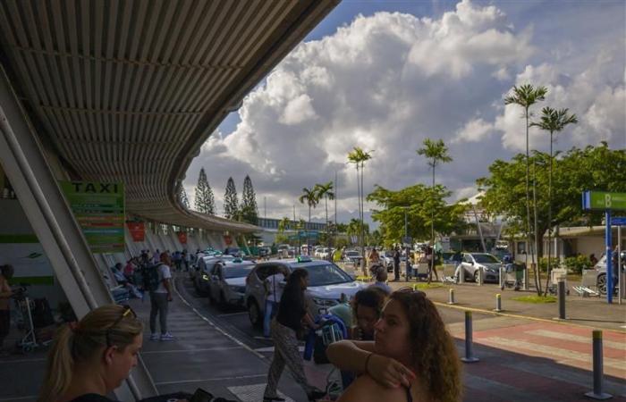 aeroporto chiuso, più di 1000 passeggeri dirottati in Guadalupa