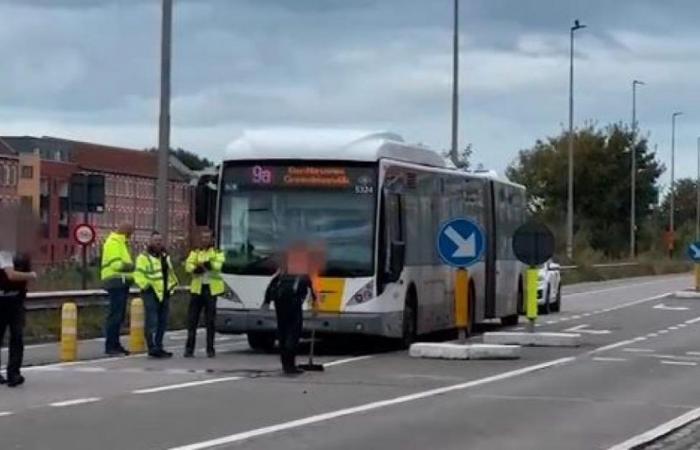 ciclista in condizioni critiche dopo essere stato investito da un autobus a Gand