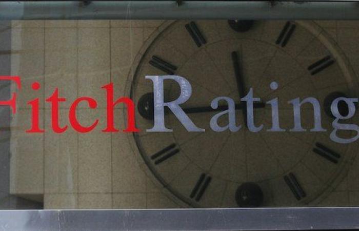 L’agenzia di rating Fitch lancia l’allarme sul debito francese