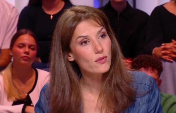 Sequenza lunare sul set di Quotidien, Doria Tillier disorientata davanti a una domanda di Yann Barthès (VIDEO)