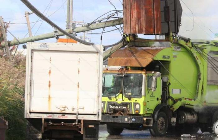 [EN IMAGES] Un camion della spazzatura abbatte un palo della luce in Quebec