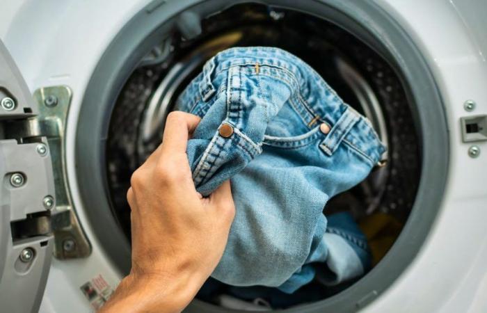 Come lavare correttamente i jeans per evitare di rovinarli