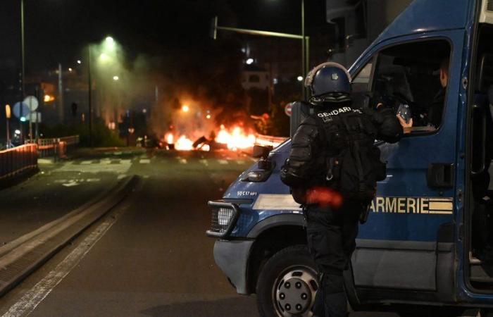 Saccheggi, incendi, feriti 26 gendarmi e poliziotti, aeroporto invaso: decretati coprifuoco e divieto di manifestazioni in Martinica dopo le violenze