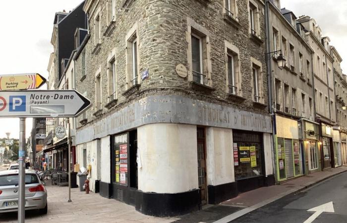 In liquidazione, questo sorprendente mercato delle pulci di Cherbourg vende le sue azioni all’asta