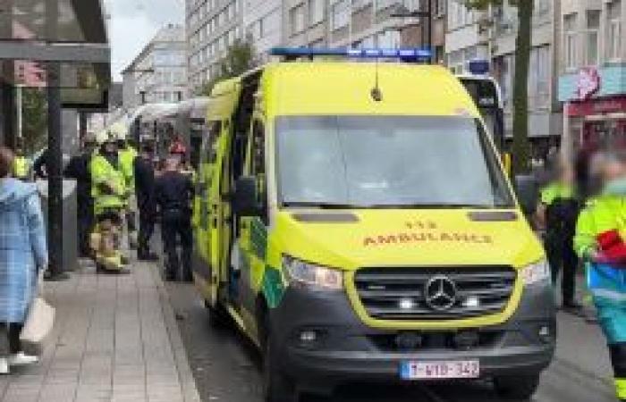 ciclista in condizioni critiche dopo essere stato investito da un autobus a Gand