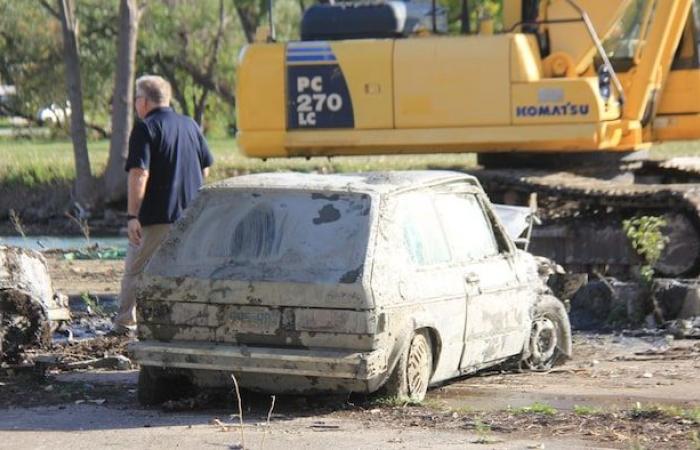 Una dozzina di veicoli recuperati dal fiume Detroit