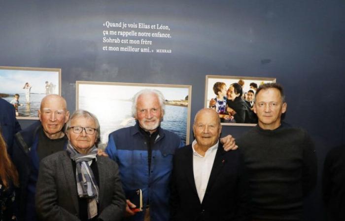 Yann Arthus-Bertrand ammira, insieme a Marc Ladreit de Lacharrière, un’opera potente e rara