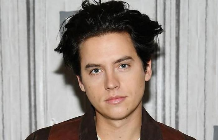 Le inespressive foto delle vacanze di Cole Sprouse suscitano esilaranti reazioni da parte dei fan