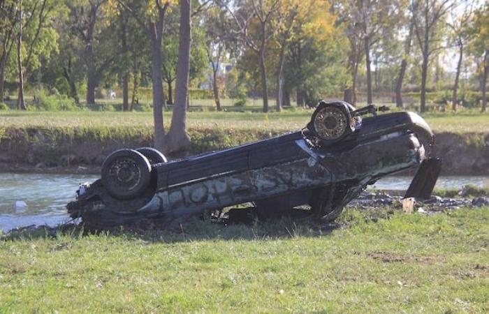 Una dozzina di veicoli recuperati dal fiume Detroit