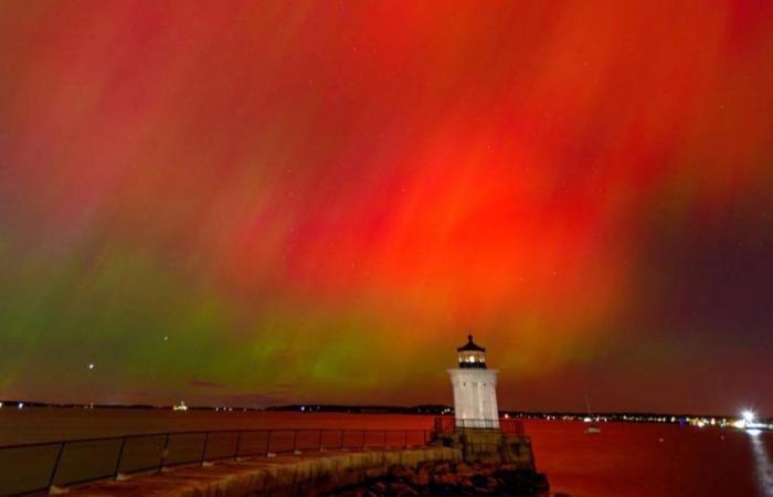 Le impressionanti immagini dell’aurora boreale, visibili in Francia e nell’emisfero settentrionale