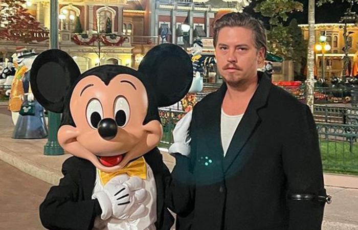 Cole Sprouse fa un viaggio nei ricordi di Disneyland Paris