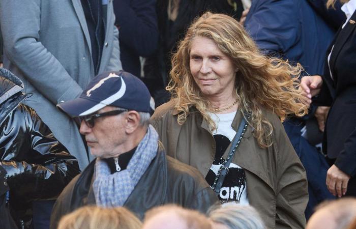 Thierry Lhermitte assistito dalla moglie Hélène al funerale di Michel Blanc