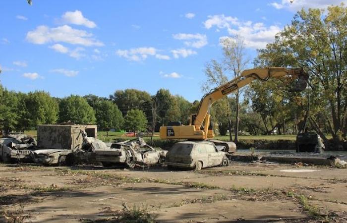 Una dozzina di veicoli recuperati dal fiume Detroit