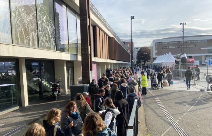 a Rennes più di 3.000 persone fanno la fila per la svendita delle Olimpiadi