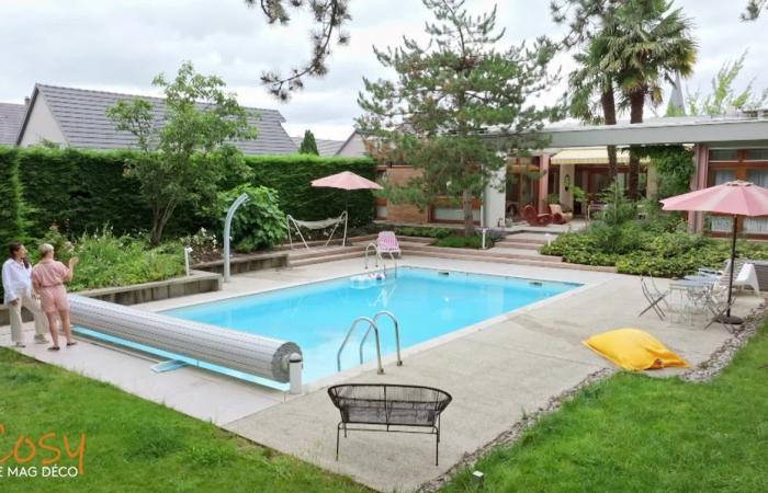 Piscina, patio, palma, vivono in una tipica villa vintage degli anni ’70, che ricorda la California in Alsazia