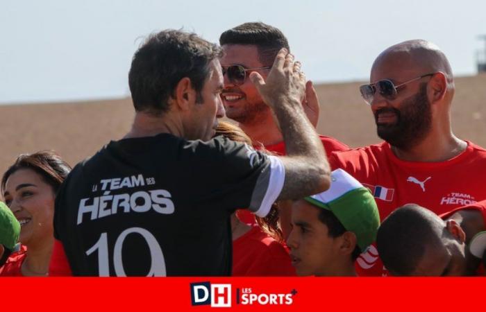 Scena straordinaria: ex campioni del mondo che giocano a calcio nel deserto!