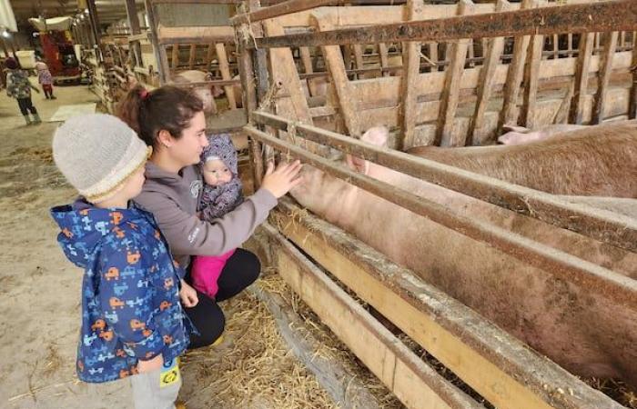 Una giovane contadina con il cuore in mano