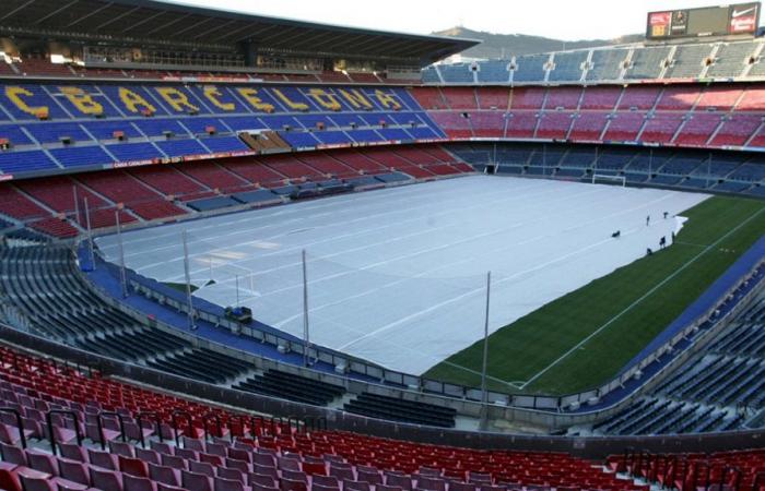 Il Barça non ci può credere: gli operai si colpiscono con pali di legno nel cantiere dello stadio