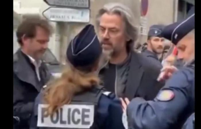 Incidente ieri a Orléans con il deputato Aymeric Caron, molestato dai manifestanti e protetto dalla… polizia, quando è venuto a presentare il suo film su Gaza – Guarda