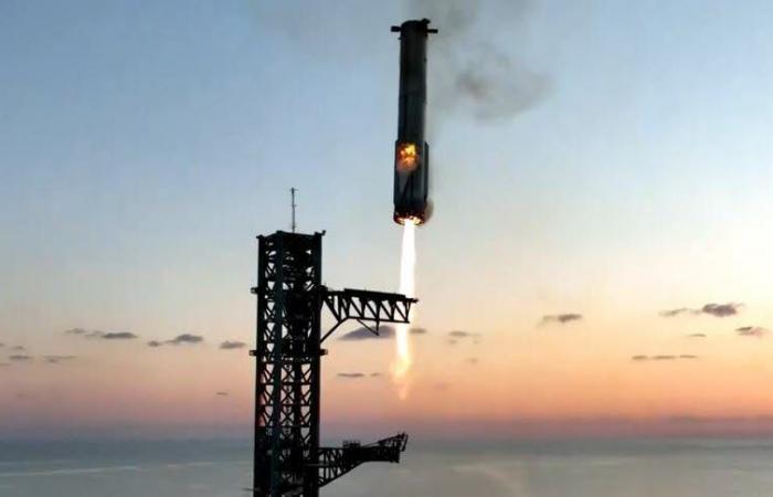 SpaceX raggiunge parte del suo megarazzo Starship in volo